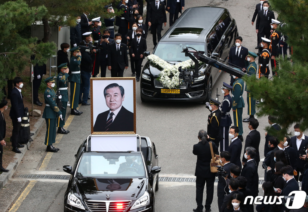 (서울=뉴스1) 박세연 기자 = 30일 오전 서울 종로구 서울대병원 장례식장에서 고 노태우 전 대통령의 발인이 엄수되고 있다.   노태우 전 대통령의 영결식은 국가장으로 서울 송파구 올림픽공원에서 거행된다. 2021.10.30/뉴스1   