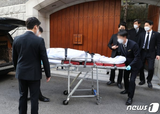 (서울=뉴스1) 이재명 기자 = 전두환 전 대통령이 별세한 23일 오후 서울 서대문구 연희동 자택에서 고인이 운구차로 향하고 있다. 2021.11.23/뉴스1
