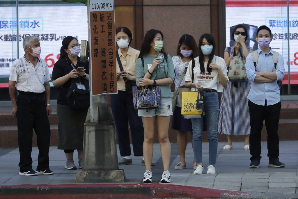 [타이베이=AP/뉴시스] 대만 수도 타이베이에서 지난 8월26일 코로나19 예방을 위해 마스크를 착용한 시민들이 횡단보도를 건너려고 신호를 기다리고 있다. 2021.08.28