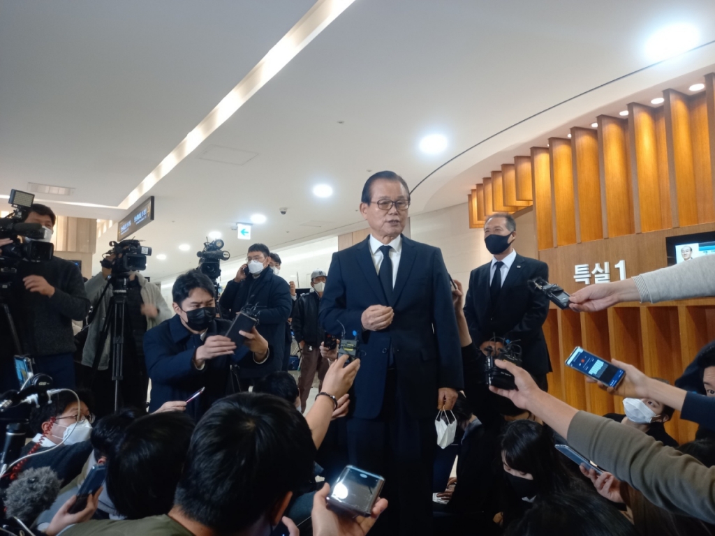 전두환 정부 시절 청와대 정무비서관을 지낸 박철언 전 체육청소년부 장관이 24일 오전 11시쯤 서울 신촌 세브란스 장례식장에 차려진 전직 대통령 전두환씨의 빈소를 찾아 조문하고 취재진 질문에 답하고 있다./사진=김성진 기자