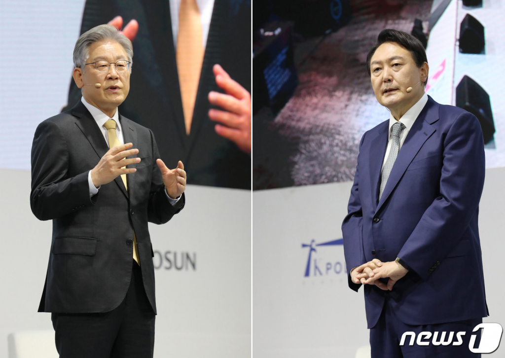 (서울=뉴스1) 국회사진취재단 = 이재명 더불어민주당 대선 후보(왼쪽)와 윤석열 국민의힘 대선 후보가 22일 서울 광진구 그랜드워커힐서울에서 열린 TV조선 주최 글로벌리더스포럼2021에서 국가 미래 비전을 발표하고 있다. 2021.11.22/뉴스1  