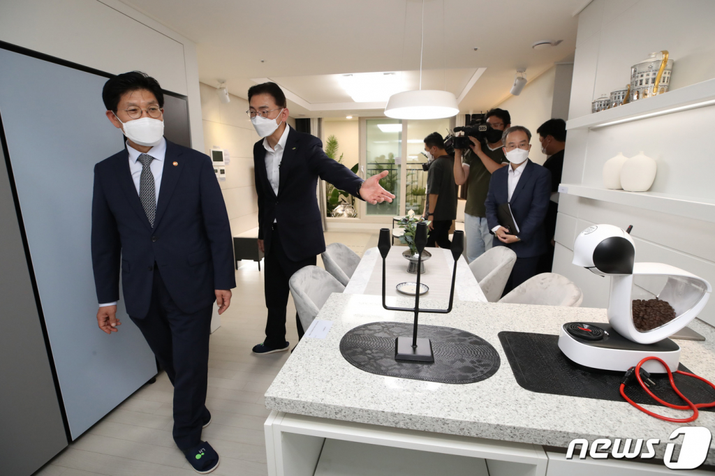  노형욱 국토교통부 장관이 3기 신도시를 비롯한 수도권 신규택지 사전청약 접수가 시작된 지난 7월 말 서울 송파구 장지동 성남복정1지구 위례 현장접수처를 방문, 분양을 마친 위례 공공분양 3-3A 블럭 59D형 모델하우스를 살펴보고 있다. /사진제공=뉴스1