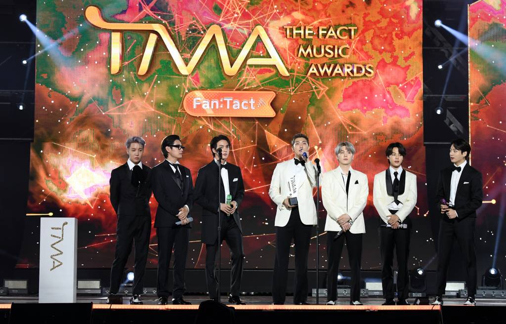 그룹 방탄소년단(BTS)이 지난달 2일 오후 온라인 생중계로 진행된 2021 더팩트 뮤직 어워즈(TMA) 시상식에서 대상을 수상한 뒤 소감을 밝히고 있다. /사진제공=더팩트뮤직어워즈 2021.10.02