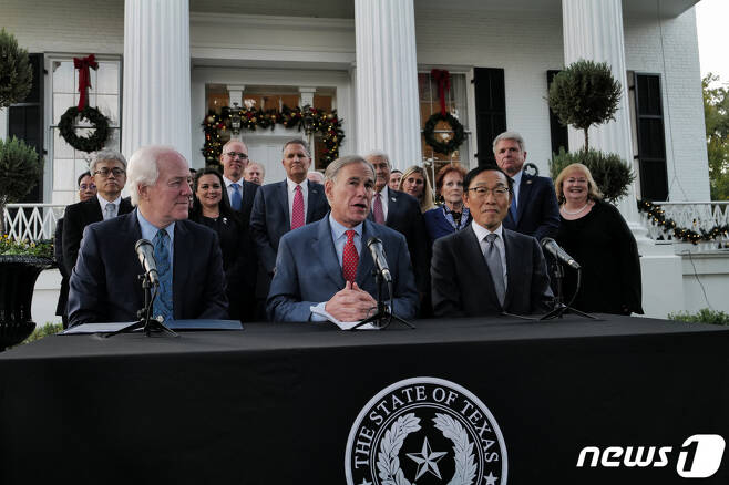 (서울=뉴스1) 유승관 기자 = 23일(현지시간) 미국 텍사스 주지사 관저에서 존 코닌 상원의원(왼쪽부터), 그랙 애벗 텍사스 주지사, 김기남 삼성전자 부회장이 기자회견을 열고 삼성전자의 미국 내 신규 파운드리 반도체 생산라인 건설 부지로 텍사스주 테일러시를 최종 선정했다고 밝히고 있다. 테일러시에 세워지는 신규 라인은 내년 상반기에 착공해 2024년 하반기 목표로 가동될 예정으로, 건설·설비 등 예상 투자 규모는 170억달러(약 20조2000억원)에 달한다. 이는 삼성전자의 미국 투자 중 역대 최대 규모다. (삼성전자 제공) 2021.11.24/뉴스1 