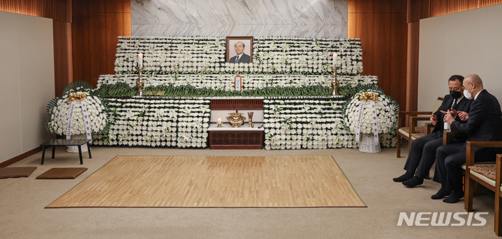 전재국, 전재용 씨가 24일 서울 서대문구 세브란스병원 장례식장에 마련된 전직 대통령 故 전두환 씨의 빈소를 지키고 있다. (공동취재사진) / 사진 = 뉴시스