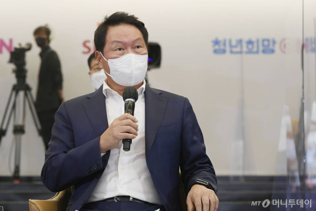 최태원 SK그룹 회장이 25일 경기도 이천 SK하이닉스에 열린 '청년 ON 프로젝트'에서 인사말을 하고 있다. /사진=이기범 기자 leekb@