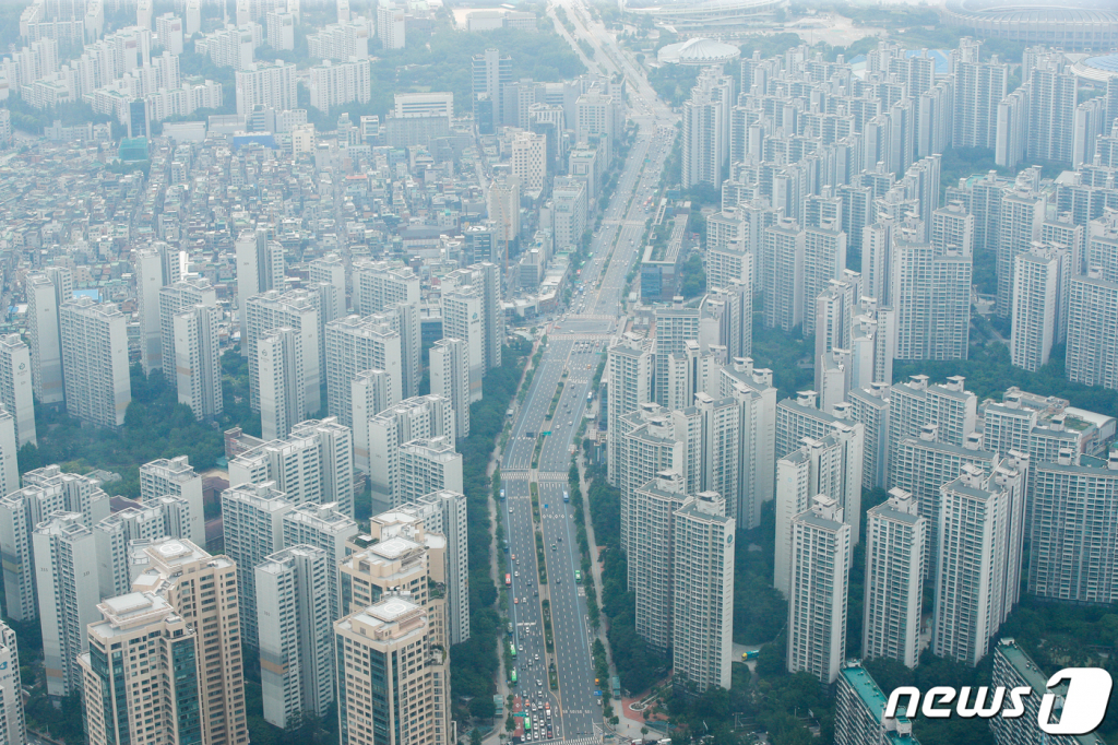 (서울=뉴스1) 안은나 기자 = 31일 서울 송파구 롯데월드타워 서울스카이 전망대에서 바라본 도심 아파트단지. 내달 1일부터 부동산을 사고팔아 얻은 차익에 물리는 양도소득세율이 최고 75%로 인상된다.  6월1일 이후 1년 이내 보유 주택을 매매할 경우 70%의 양도세율이 적용되며 2년 이내 보유 주택을 매매하면 양도차익의 60%를 세금으로 내야 한다. 여기에 3주택 이상과 조정대상지역 2주택자는 기본세율 6~45%에 최대 30%포인트(p)의 양도세 중과가 적용돼 최고 75%의 세율이 적용된다. 임대차3법의 마지막 퍼즐로 불리는 '주택 임대차 신고제'도 이날부터 시행된다. 2021.5.31/뉴스1  