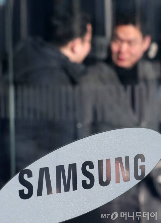 삼성 서초사옥에서 직원들이 들어서고 있다. /사진=김창현 기자 chmt@