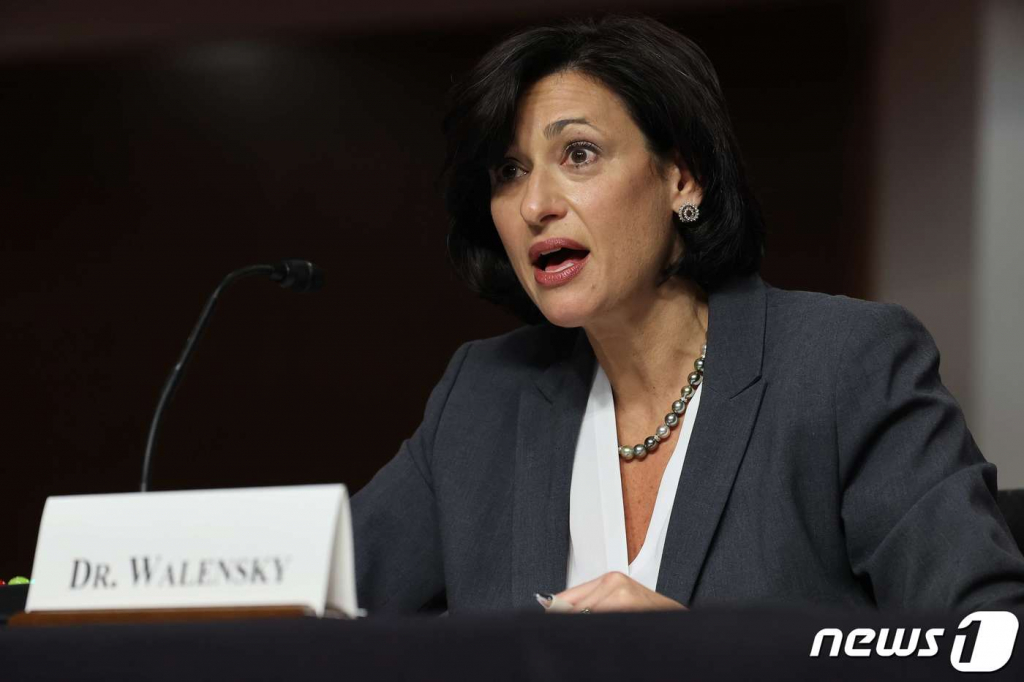 (워싱턴 AFP=뉴스1) 우동명 기자 = 로첼 왈렌스키 미국 질병통제예방센터(CDC) 국장이 4일(현지시간) 워싱턴 의사당에서 열린 코로나19 관련 상원 청문회에 출석해 발언을 하고 있다.  ? AFP=뉴스1  