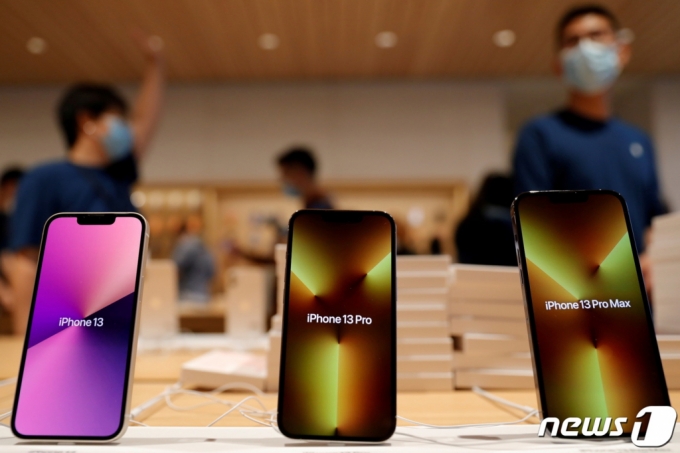 (베이징 로이터=뉴스1) 금준혁 기자 = 애플의 아이폰13이 지난 24일(현지시간) 중국 베이징의 애플스토어에  전시돼있다.  (C) 로이터=뉴스1  
