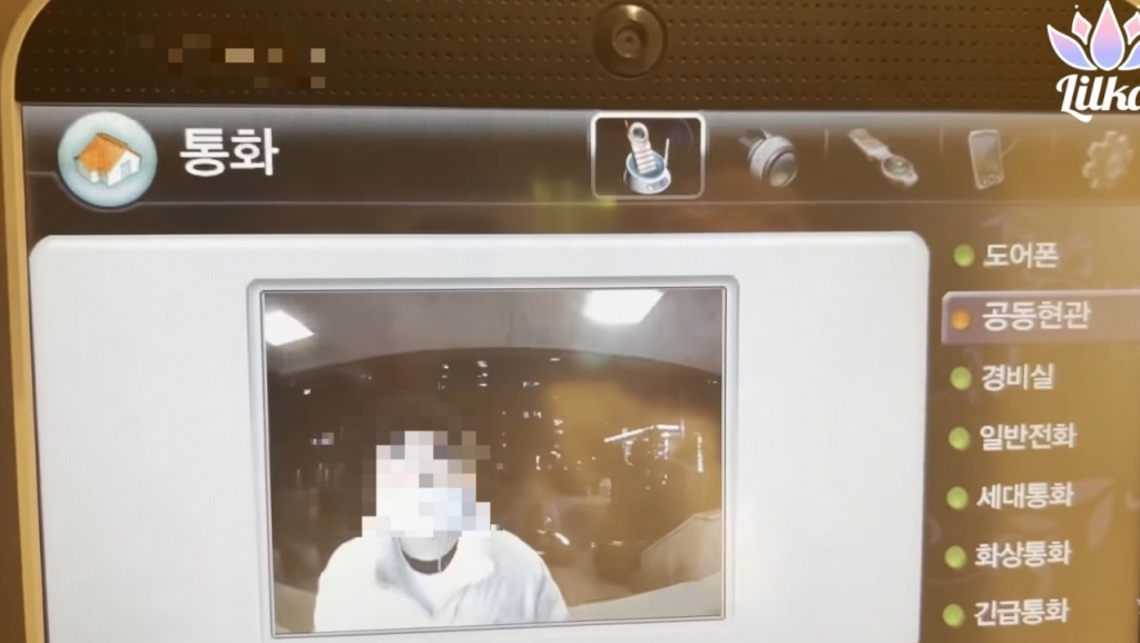 릴카가 공개한 스토커가 자신의 집 인터폰을 누르는 모습. / 사진 = 릴카 유튜브 갈무리
