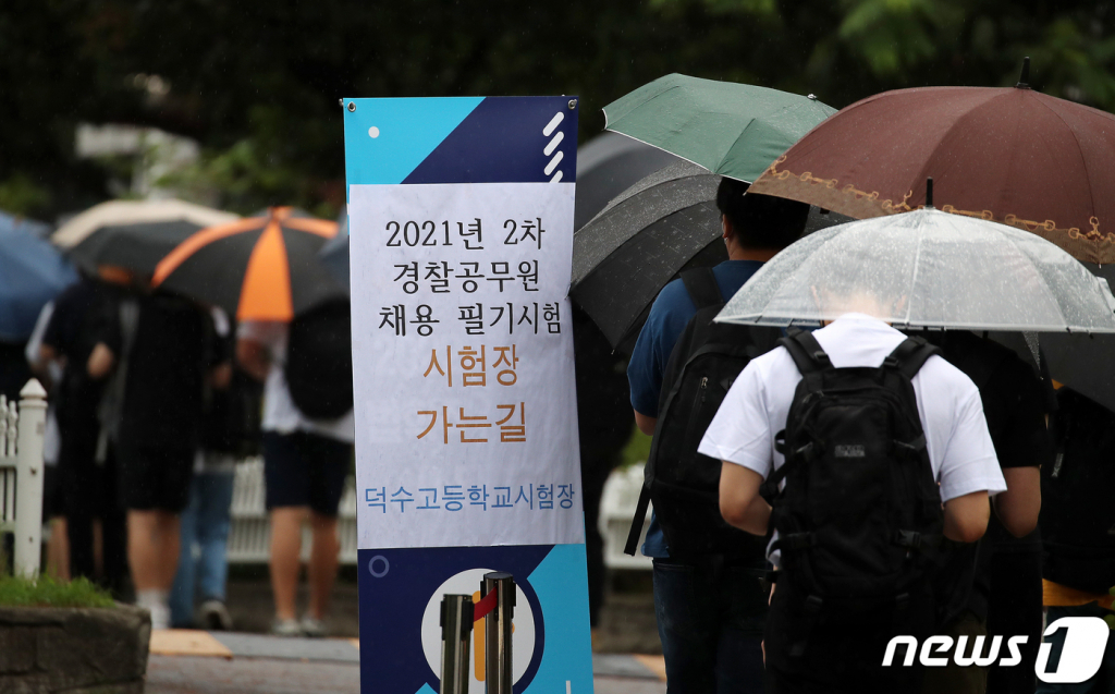 (서울=뉴스1) 김진환 기자 = 2021년 2차 경찰공무원 채용 필기시험이 치러진 21일 오전 서울 성동구 덕수고등학교 고사장으로 응시생들이 들어가고 있다. 경찰청에 따르면 이번 시험에는 전체 2,248명을 선발할 예정으로 44,774명이 지원하여 19.9대 1의 경쟁률을 기록했다. 2021.8.21/뉴스1   