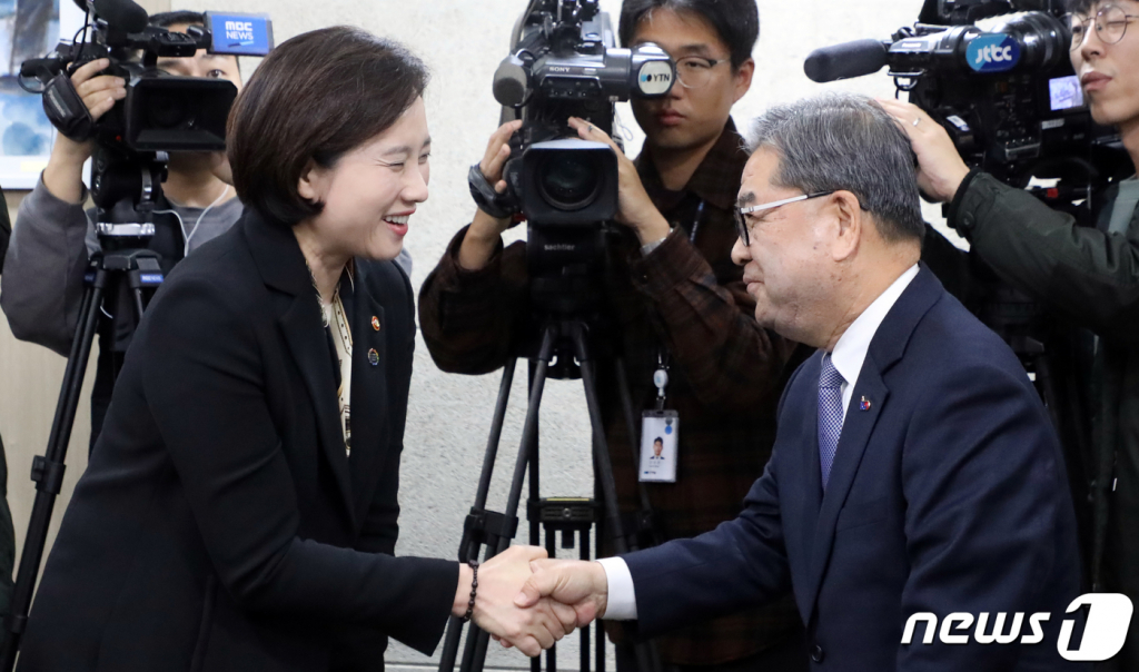 (서울=뉴스1) 김명섭 기자 = 유은혜 사회부총리 겸 교육부장관이 20일 서울 영등포구 교육시설재난공제회관에서 열린 제1회 고교교육 혁신 추진단 회의에서 이재정 경기교육감과 인사를 하고 있다. 2019.11.20/뉴스1  