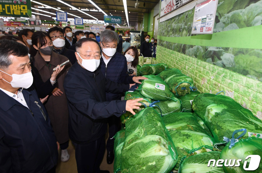 물가 민생 현장점검에 나선 홍남기 부총리(왼쪽 두번째)가 지난달 17일 서울 서초구 양재동 하나로마트양재점에서 정연태 농협유통 대표(왼쪽), 장철훈 농협경제지주 농업경제 대표(왼쪽 세 번째) 등과 함께 배추 등 채소를 살펴보고 있다. /사진=뉴스1
