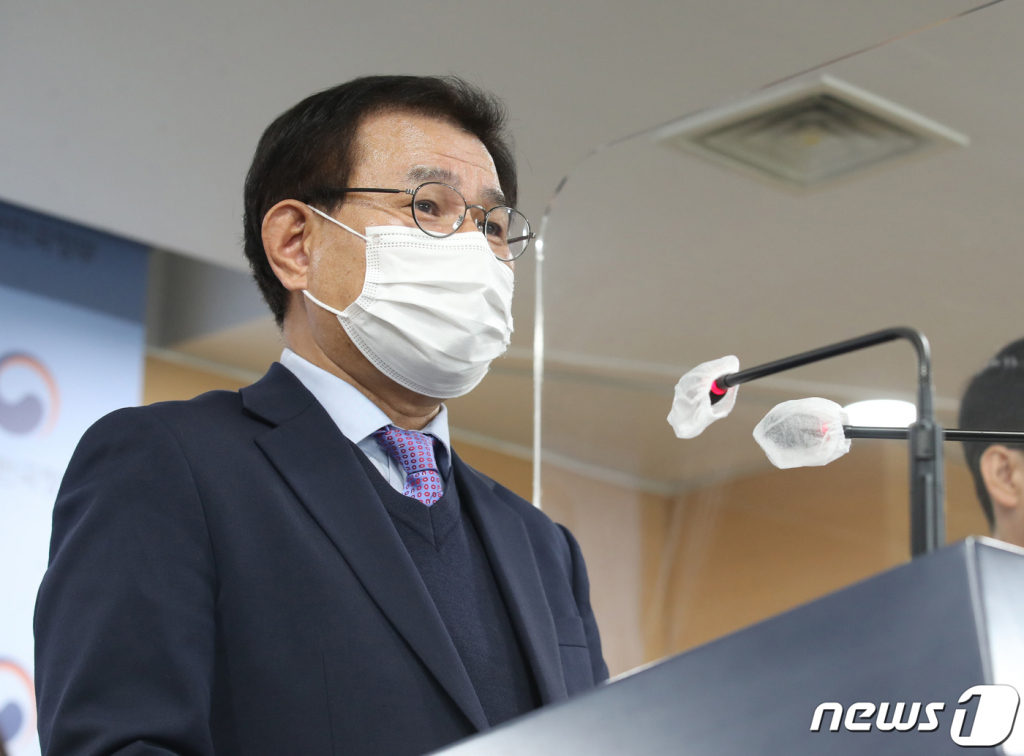 (서울=뉴스1) ,송원영 기자 = 남형기 국무조정실 청년정책조정실장이 지난 29일 서울 종로구 정부서울청사에서 청년 생활체감형 제도개선 과제를 발표하고 있다. 이날 국무조정실은 일방적 채용취소에 대한 보호방안 마련 및 청년내일채움공제 가입근로자 부당대우 개선, 전세사기피해 보호장치 강화 및 창업 휴학기간 2년 제한 폐지 등 추진, 정부24 취업서류 일괄제출 원스톱 서비스 구측 등 청년생활체감형 제도개선을 발표했다. 2021.11.30/뉴스1