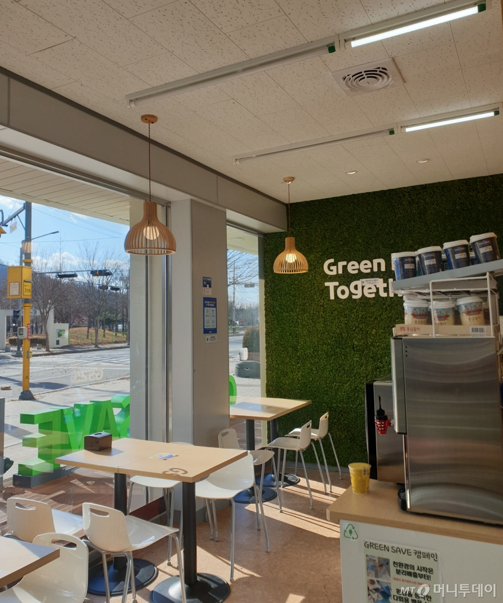 1일 GS25동두천송내점의 취식공간.  SEMS(스마트스토어에너지관리시스템)에 따라 낮 시간대 천장 형광등 중 외부와 가까운 쪽은 모두 소등돼있었다./사진=이재은 기자