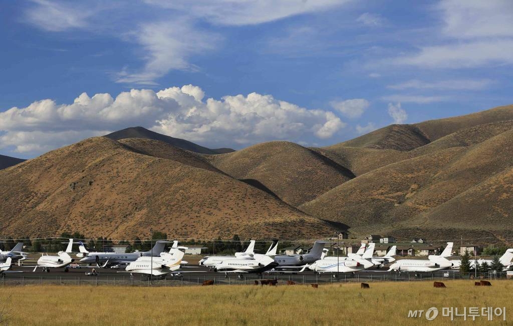 선밸리 콘퍼런스에 참석한 참석자들이 타고 온 전용기들이 공항 계류장에 대기하고 있다.  2014년 7월 10일 선밸리 공항 모습/사진제공=로이터