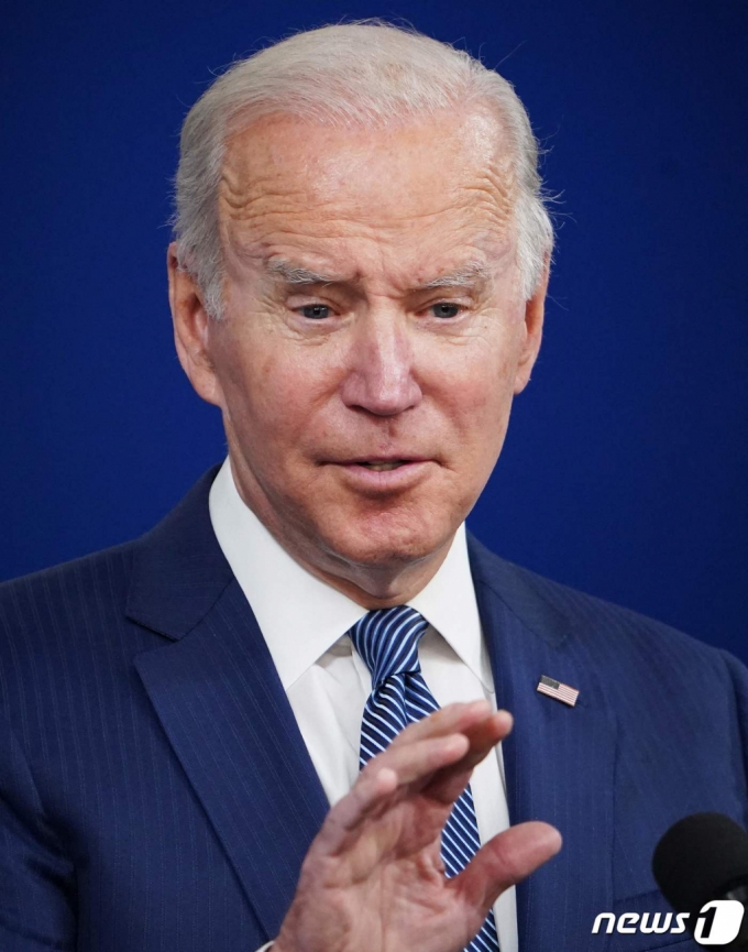 (워싱턴 AFP=뉴스1) 우동명 기자 = 조 바이든 미국 대통령이 1일 (현지시간) 워싱턴 백악관에 연설을 갖고 코로나19 신종 변이 '오미크론'의 공급망 타격 우려에 낙관적인 입장을 밝히고 있다.  (C) AFP=뉴스1  