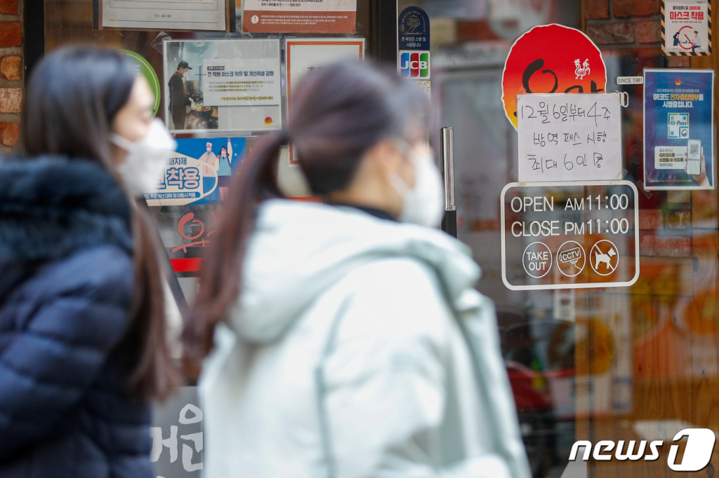 (서울=뉴스1) 안은나 기자 = 6일 서울 종로구의 한 식당에 '12월 6일부터 4주 방역 패스 시행 최대 6인!'이라고 적힌 안내문이 붙어있다. 이날부터 사적모임에서 수도권은 6명, 비수도권은 8명밖에 모이지 못하고 방역패스가 적용되는 업종이 기존 5개에서 영화관이나 미술관 등 포함 16개로 확대되는 등 특별방역대책 시행이 시작됐다. 2021.12.6/뉴스1
