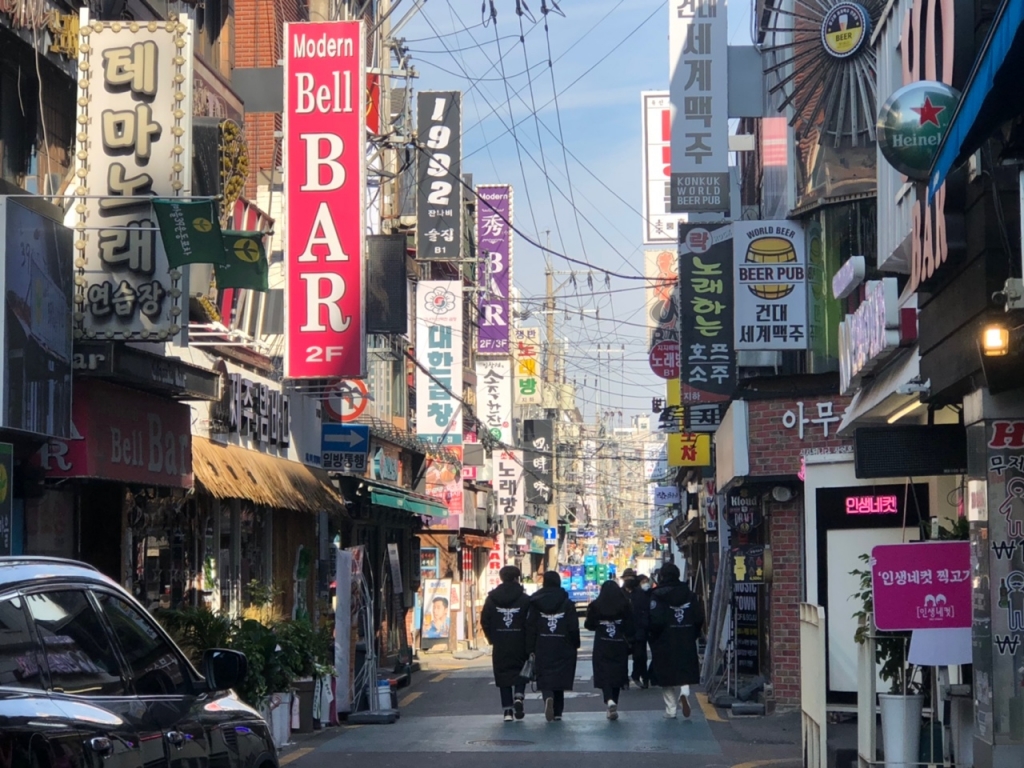 특별방역대책이 시행된 첫날 을씨년스런 건대 상권./사진=이재윤 기자