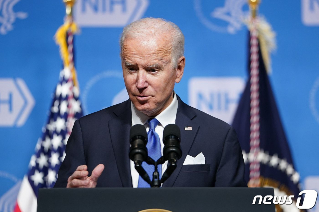 (베데스다 AFP=뉴스1) 우동명 기자 = 조 바이든 미국 대통령이 2일(현지시간) 매릴랜드주 베데스다의 국립보건원(NIH)에서 오미크론 변이 대책 관련해 봉쇄 보다 백신 부스터샷 접종을 강화하는 연설을  하고 있다.  ? AFP=뉴스1  