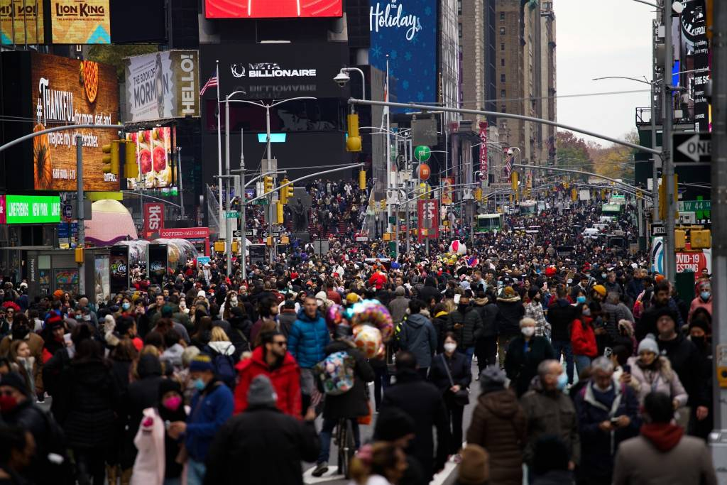 [뉴욕=AP/뉴시스] 25일(현지시간) 미국 뉴욕에서 메이시스 추수감사절 퍼레이드가 끝난 후 시민들이 타임스퀘어를 걷고 있다. 지난해 코로나19로 열리지 않았던 퍼레이드가 올해 다시 열려 구경꾼과 관광객 등 약 8000명이 행진에 참여했으며 이들은 모두 코로나19 백신 접종을 완료하고 마스크를 착용한 것으로 알려졌다. 2021.11.26.