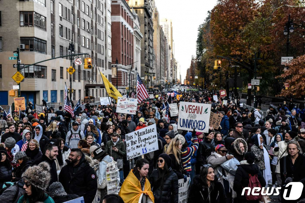 (뉴욕 AFP=뉴스1) 우동명 기자 = 20일(현지시간) 뉴욕에서 시민들이 코로나19 백신 의무 접종에 반대하는 시위를 하고 있다.  ? AFP=뉴스1  