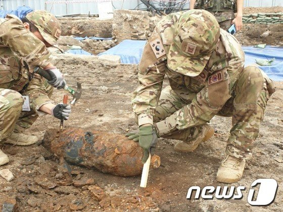 지난해 6월 서울 종로구 인사동 문화재 발굴 현장에서는 불발탄이 발견됐다. 7일 마포구 폭발 의심물 발견 현장에 출동한 소방 관계자는 "폭발물이 당시 발견된 불발탄과 비슷하게 생겼다"고 말했다./사진=뉴스1