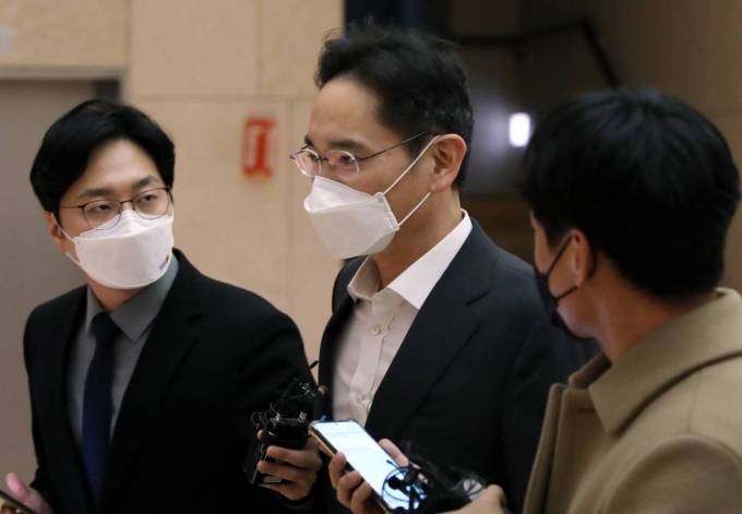 중동 지역 출장길에 나선 이재용 삼성전자 부회장이 6일 밤 서울 김포비즈니스항공센터를 통해 출국하고 있다. /사진=뉴시스