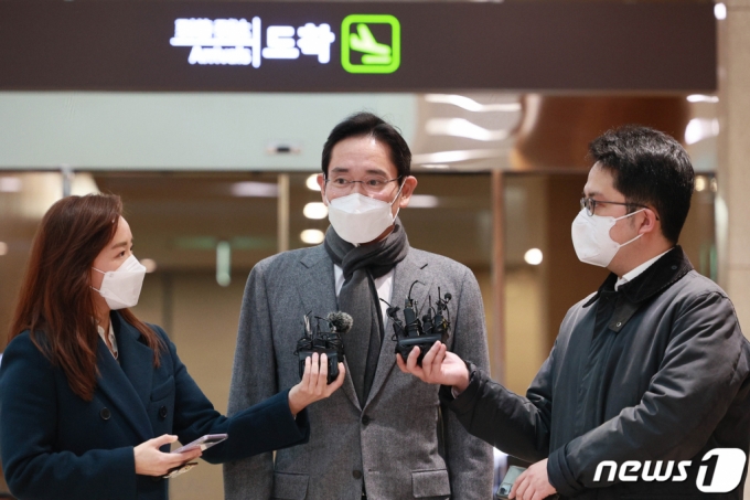 (서울=뉴스1) 김명섭 기자 = 이재용 삼성전자 부회장이 24일 서울 강서구 김포공항 서울김포비즈니스항공센터를 통해 귀국하고 있다. 지난 14일 출국한 이 부회장은 미국 내 제2 파운드리(반도체 위탁생산) 공장 입지 등을 매듭 지었다. 2021.11.24/뉴스1  