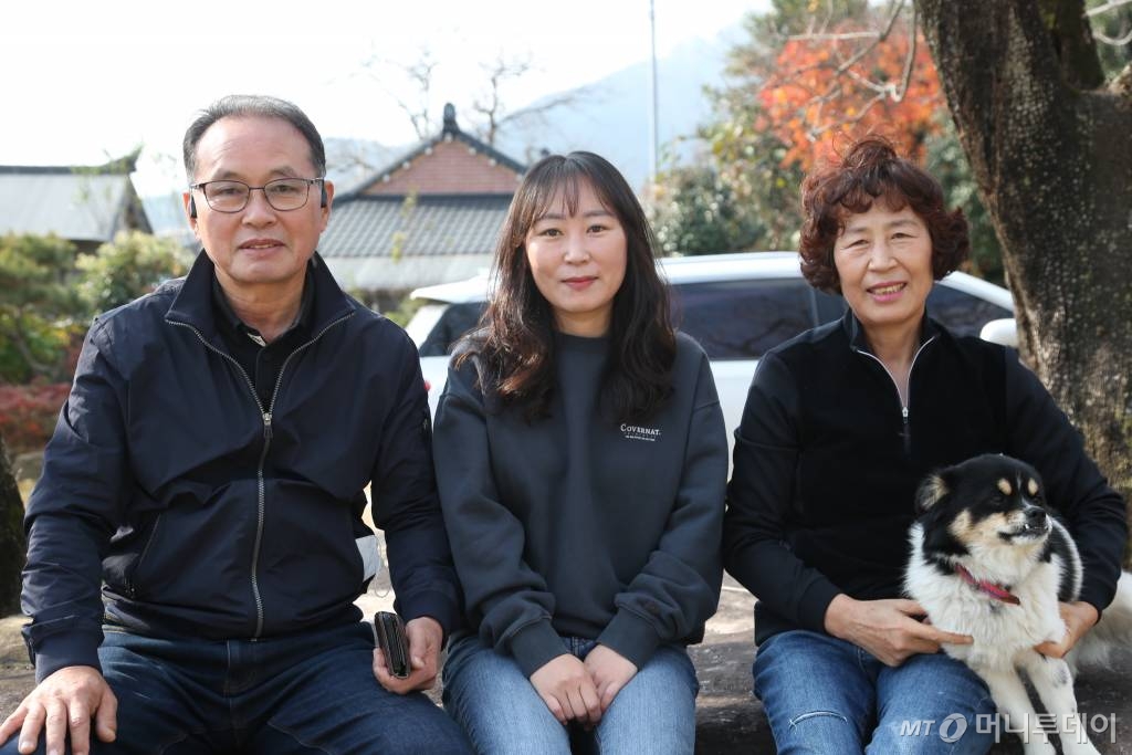 전남 해남군 북평면에 위치한 만희농장(공동대표 양만숙, 김소영)은 동물복지축산농장 한우 1호 인증을 받은 가족 경영 농장으로 유명하다. 사진 왼쪽부터 김성희씨, 딸 김소영씨, 양만숙씨/사진=정혁수