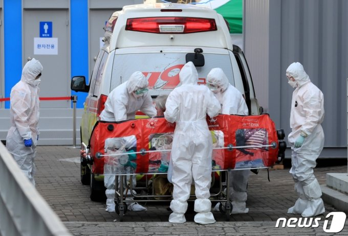 119 구급 대원들이 코로나19 환자를 이송하고 있다. /사진=뉴스1