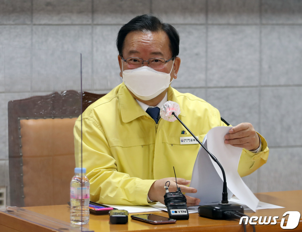 (인천=뉴스1) 정진욱 기자 = 김부겸 국무총리가 10일 오전 인천시 미추홀구청 중회의실에서 열린 코로나19 방역대책 보고 및 현장점검에서 모두 발언을 하고 있다. 2021.12.10/뉴스1