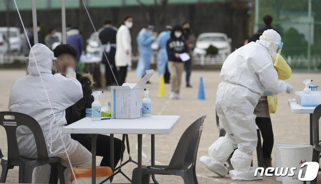 (울산=뉴스1) 윤일지 기자 = 8일 울산 중구 한 초등학교 운동장에 마련된 임시 선별진료소에서 3·5·6학년 학생과 교직원을 대상으로 신종 코로나바이러스 감염증(코로나19) 전수검사가 이뤄지고 있다. 이날 이 학교 학생 2명이 코로나19 확진 판정을 받았다. 2021.12.8/뉴스1