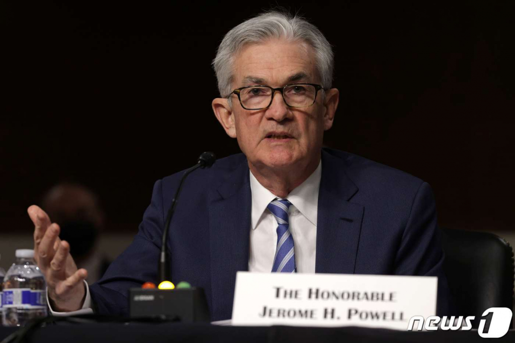 (워싱턴 AFP=뉴스1) 우동명 기자 = 제롬 파월 연방준비제도(Fed) 의장이 11월30일 (현지시간) 워싱턴 의사당의 상원 은행위원회 청문회에 출석해 “인플레이션 위협이 증가하고 있어 테이퍼링 속도를 더 높이는 것을 검토할 수 있다”고 밝히고 있다.  ? AFP=뉴스1  