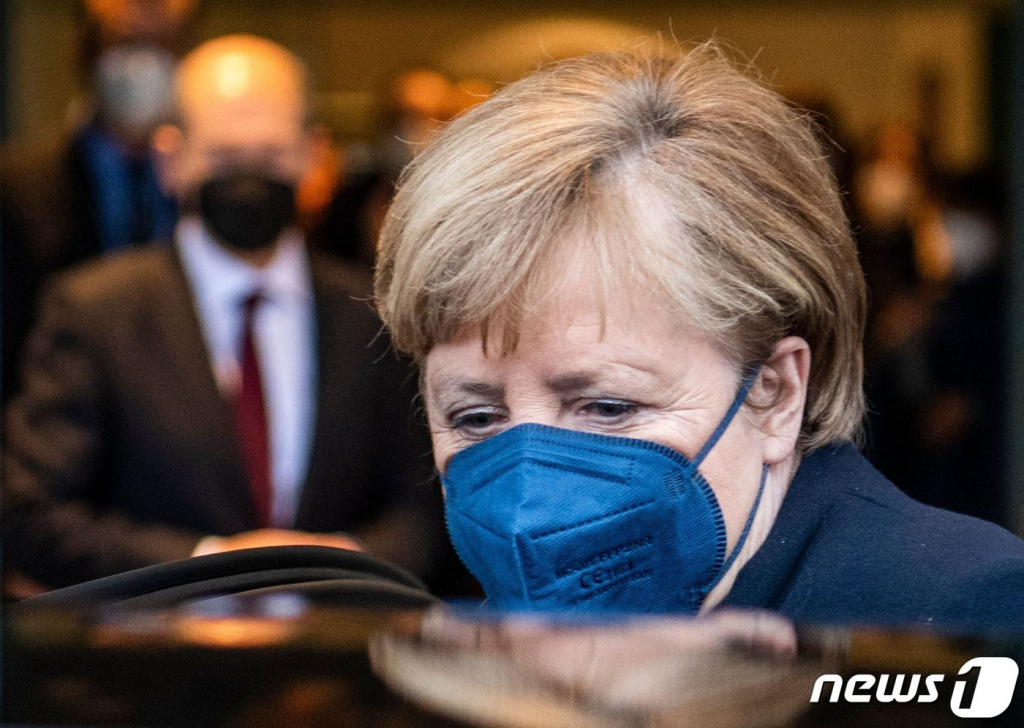(베를린 AFP=뉴스1) 우동명 기자 = 앙겔라 메르켈 전 독일 총리가 8일(현지시간) 베를린 총리 관저에서 올라프 숄츠 새 총리에게 총리직을 이양한 뒤 차량을 타고 있다. ? AFP=뉴스1