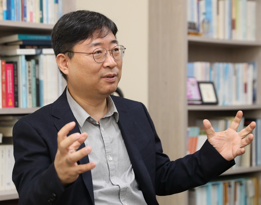 하준경 한양대 경제학부 교수가 머니투데이 더300(the300)과 이재명 더불어민주당 대선후보의 경제정책에 대해 인터뷰를 하고 있다/사진=이기범 기자