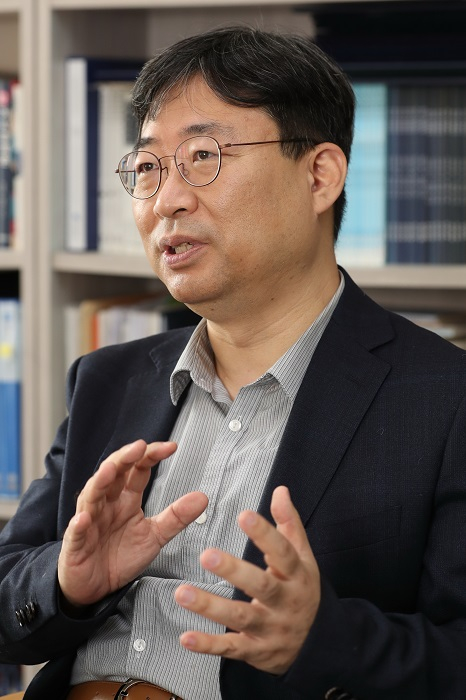 하준경 한양대 경제학부 교수가 머니투데이 더300(the300)과 이재명 더불어민주당 대선후보의 경제정책에 대해 인터뷰를 하고 있다/사진=이기범 기자