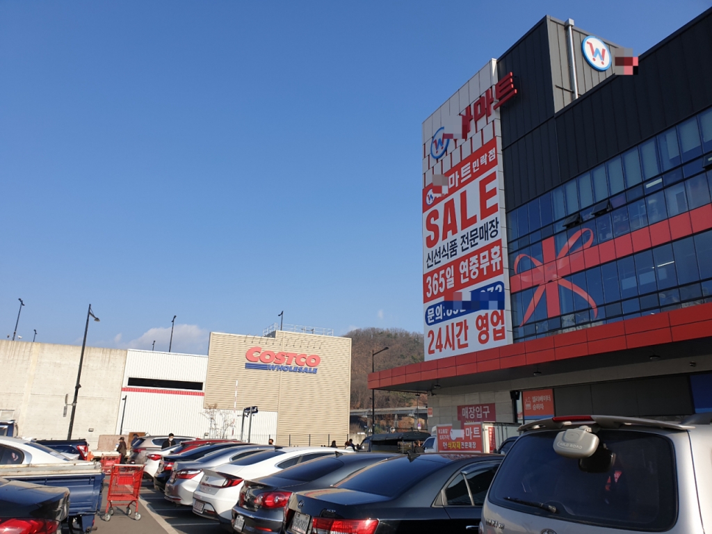 '대형마트 의무휴업일'이던 지난 12일, 경기도 의정부시 민락동에 위치한 한 식자재마트 주차 공간에 차량들이 가득 세워져있다. 길 건너편에 위치한 코스트코 의정부점이 위치해있다. /사진=이재은 기자
