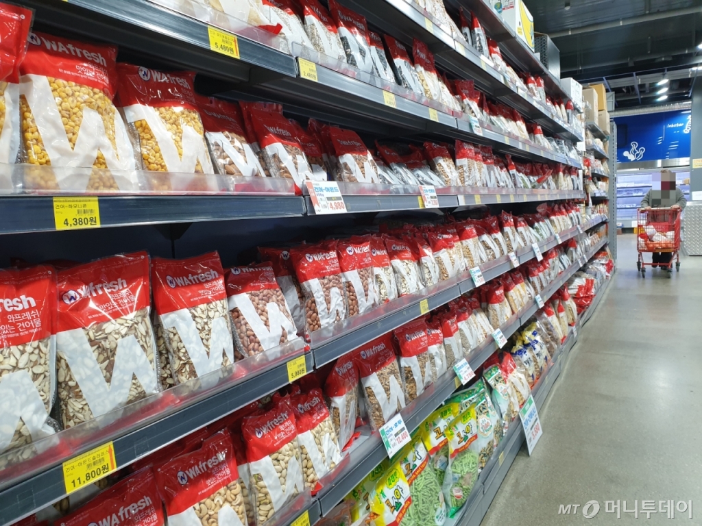 12일 경기도 의정부시 민락동에 위치한 한 식자재마트에 PB(자체브랜드) 상품이 진열돼있다. /사진=이재은 기자