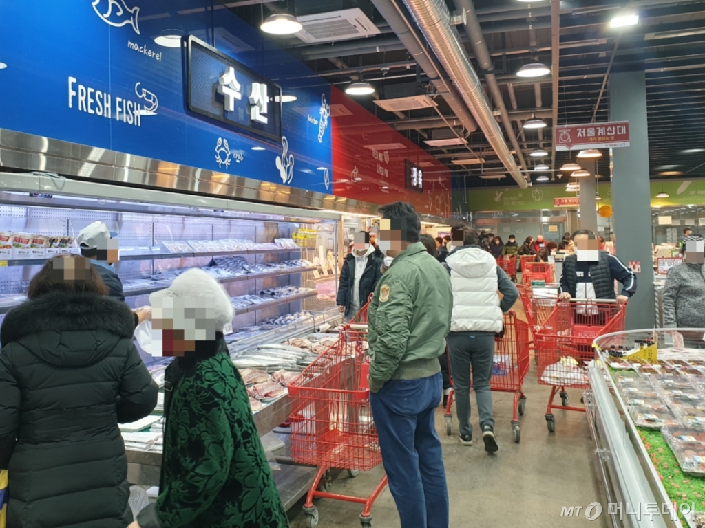 12일 경기도 의정부시 민락동에 위치한 한 식자재마트가 고객들로 붐비고 있다. /사진=이재은 기자