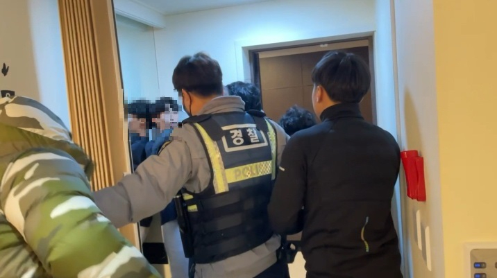 무인모텔에서 난동을 피운 미성년자가 경찰과 대치하고 있다. /출처=무인모텔 업주 A씨 제공