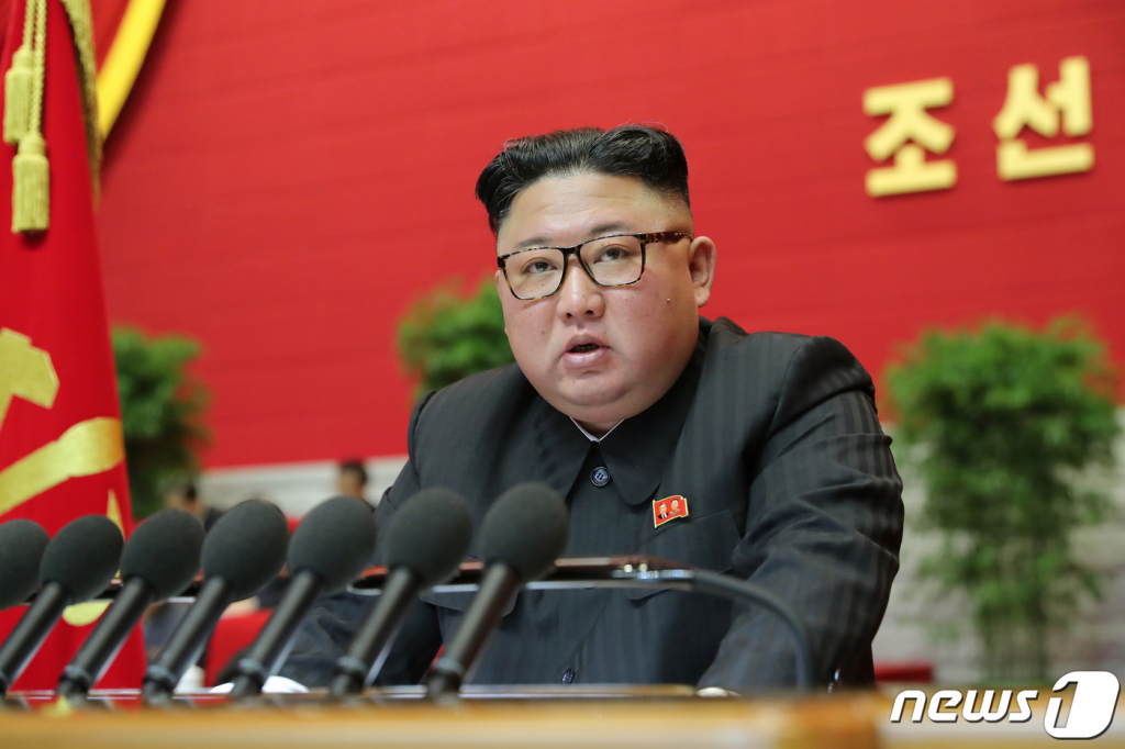 (평양 노동신문=뉴스1) = 북한은 지난 5일 개막한 노동당 제8차 대회 4일 차 일정을 소화했다. 9일 노동당 기관지 노동신문은 지난 5일부터 7일까지 이뤄진 김정은 국무위원장의 당 중앙위원회 제7기 사업총화 보고 내용을 공개했다. 김 위원장은 보고에서 대남, 대미 메시지를 표출하며 앞으로 추진할 대외 전략의 구상을 공개했다.   [국내에서만 사용가능. 재배포 금지. DB 금지]  