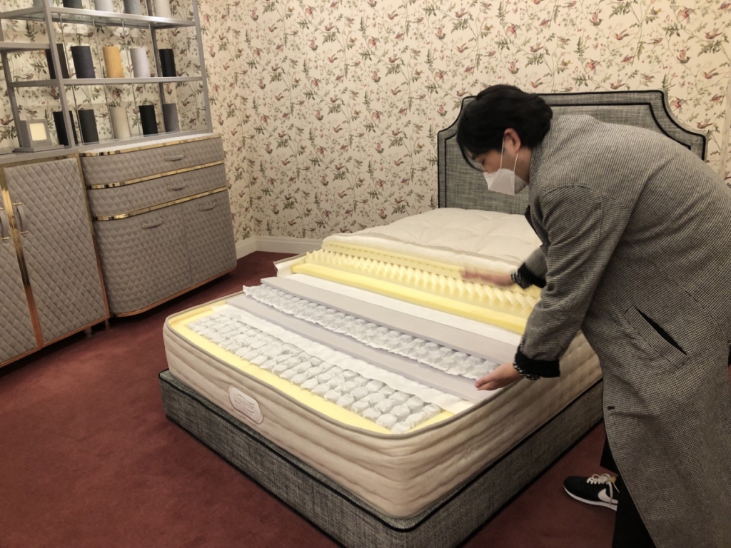 김성준 시몬스침대 전략기획사업부 상무가 매트리스 단층도에 대해 설명하고 있다./사진=이재윤 기자