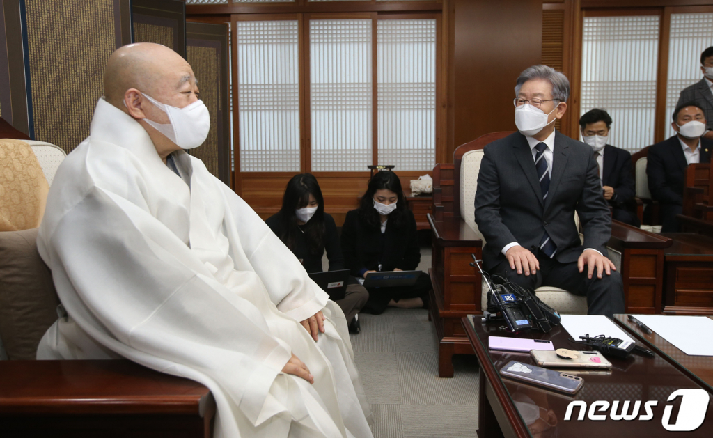 이재명 더불어민주당 대선 후보가 지난달 8일 오후 서울 종로구 조계사에서 조계종 총무원장인 원행스님을 예방하며 대화를 나누고 있다. / 사진제공=뉴스1