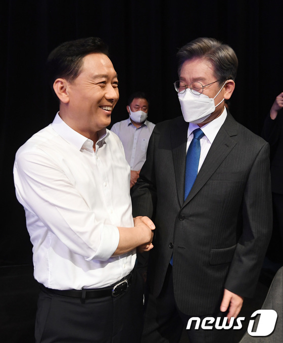 이재명 민주당 대선후보와 이광재 의원이 경선이 벌어지던 지난 7월3일 서울 여의도 KBS에서 열린 첫 합동 토론회에 참석해 인사를 나누고 있다. / 사진제공=뉴스1 