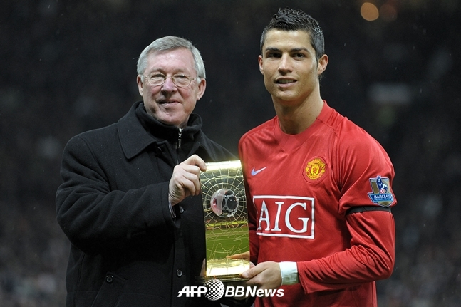 지난 2009년 맨유 시절 크리스티아누 호날두가 FIFA 올해의 선수상 트로피를 들고 알렉스 퍼거슨 감독과 사진을 찍고 있다./AFPBBNews=뉴스1