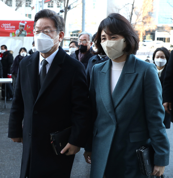 이재명 더불어민주당 대선 후보가 19일 오전 부인 김혜경씨와 함께 서울 여의도 순복음교회에서 열린 예배에 참석하고 있다. /사진=뉴스1