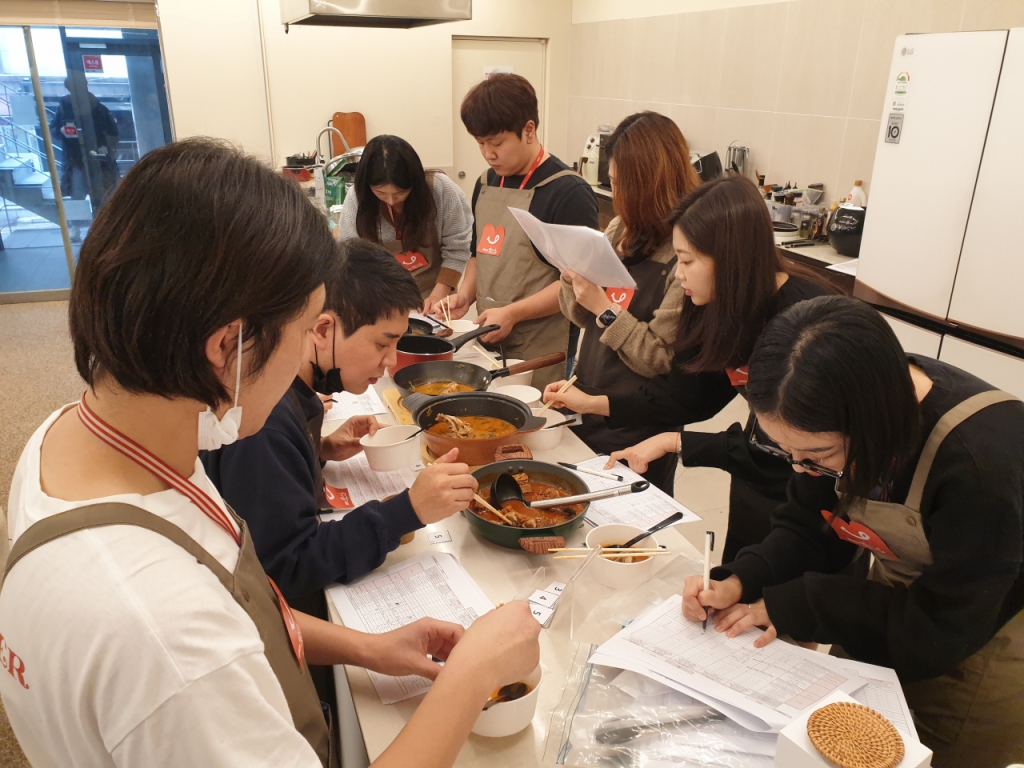 15일 서울시 강남구 역삼동 위메프 W아카데미에서 진행된 '맛신선 수요시식회'에서 위메프 식품전문 MD들이 뼈해장국을 맛본 뒤 평가하고 있다. /사진=이재은 기자