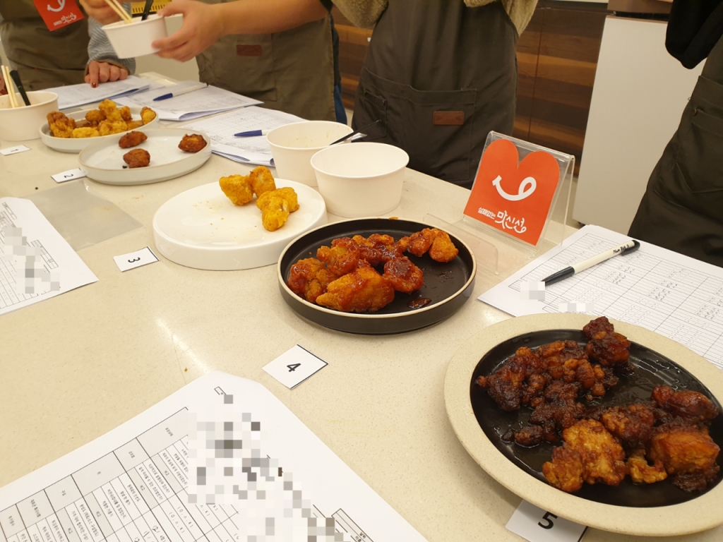 15일 서울시 강남구 역삼동 위메프 W아카데미에서 진행된 '맛신선 수요시식회'의 두 번째 시식 상품군 닭강정. /사진=이재은 기자